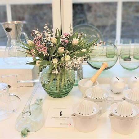 Vase Felicitas, grüne runde Rillenvase und Schale aus original Thüringer Waldglas im Grünen