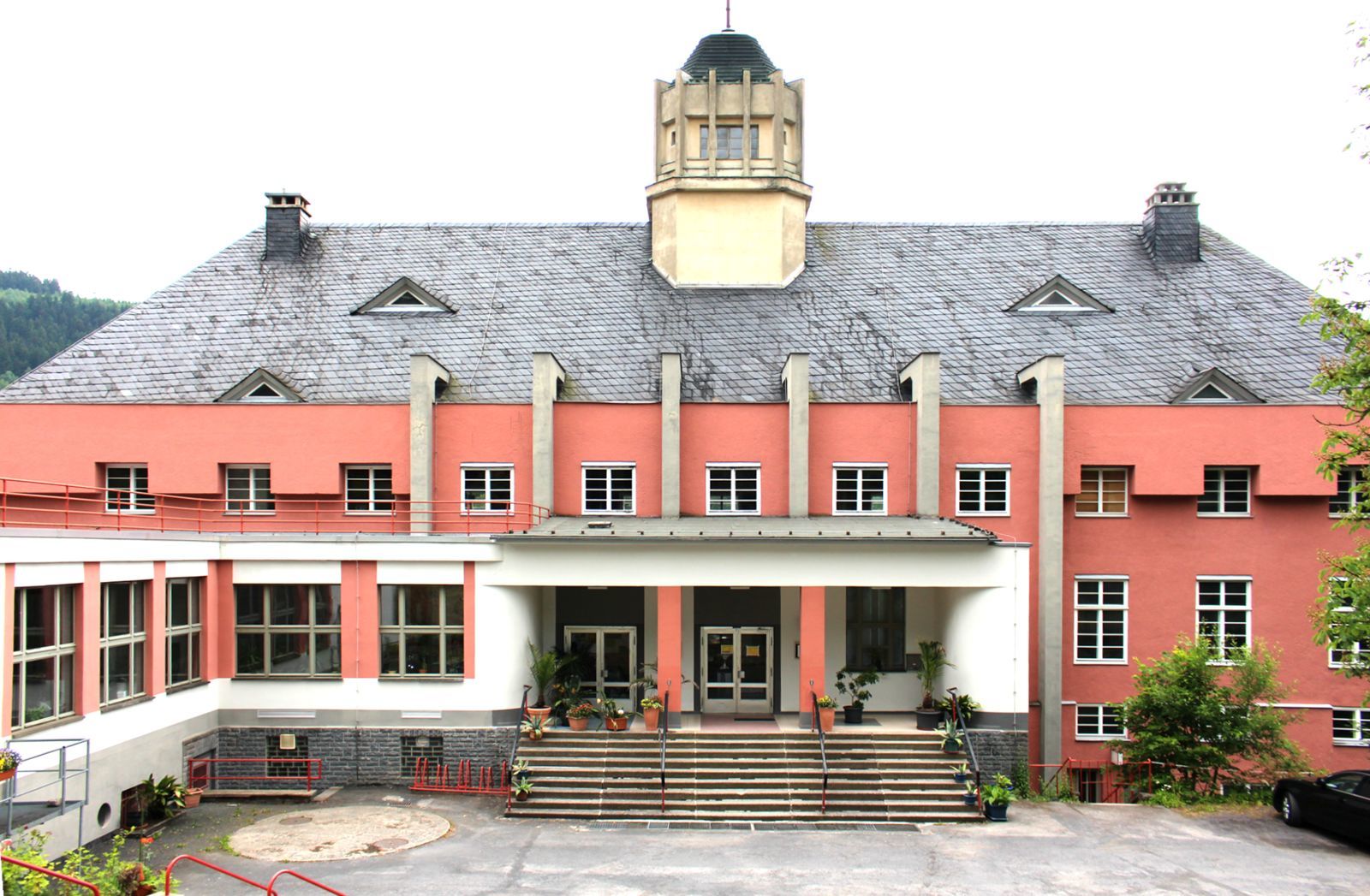 Haus des Volkes Das Bauhaushotel FORMOST