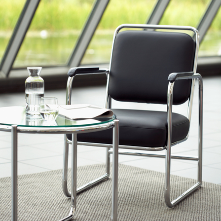 Bauhaus Beistelltisch Dessau und Freischwinger Berlin aus gebogenem Stahlrohr mit Glasplatte und Freischwinger Berlin mit Lederbezug